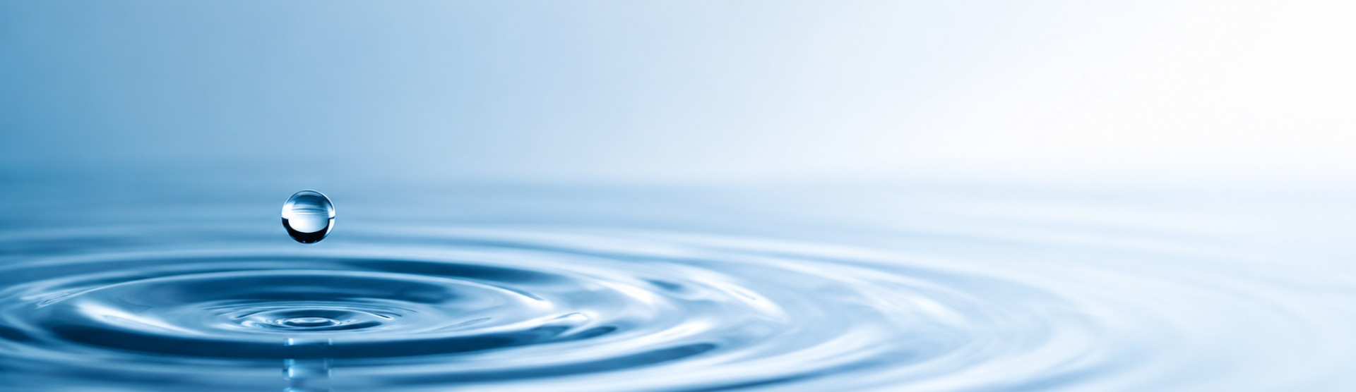 una goccia cade in acqua